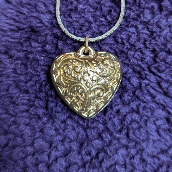 Vintage heart pendant w/chain  - Picture 2 of 2